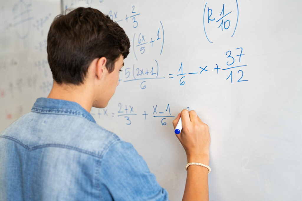 Un élève HPI qui s’exerce en résolvant des calculs mathématiques