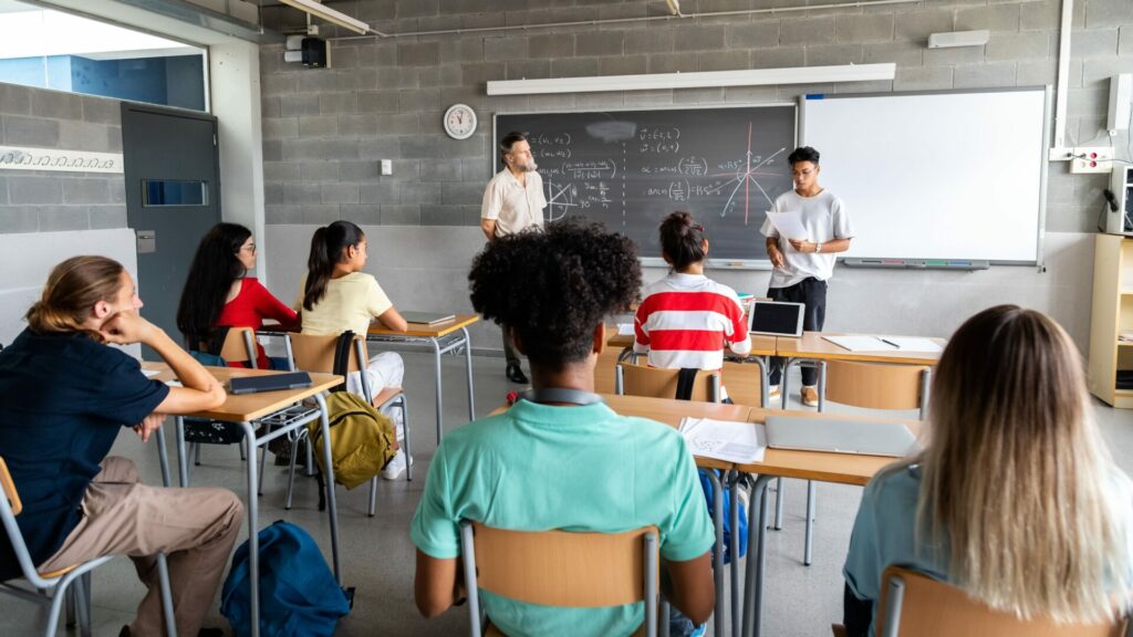 Une classe composée de lycéens qui suivent un cours de mathématiques. 