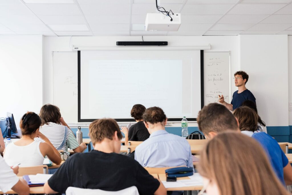 Professeur du lycée privé Michelet qui donne cours à des collégiens