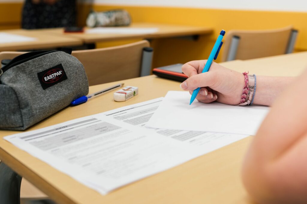 Jeune lycéenne en train de réaliser un exercice en classe