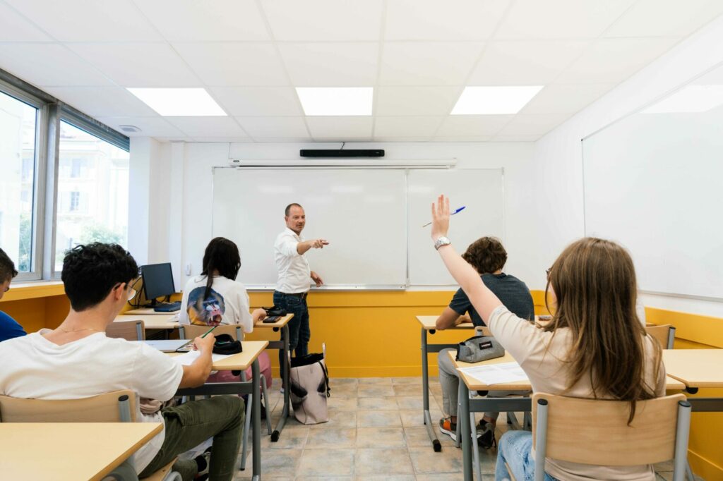 Jeune élève interrogée par son professeur